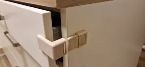 3D модель Child Safety Lock — дитячий замок для шаф і шухляд | 3D-друк Львів — 3D друк Львів